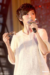 高清图：许飞为公益募捐眼镜框 呼吁为俞灏明祈福