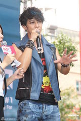 组图：汪东城摇滚风会歌迷 否认与炎亚纶有心结