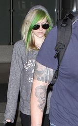 组图：艾薇儿结束亚洲之行回美 青翠发色引人注目