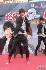 组图：曾沛慈SpeXial为新剧造势 与学生拼球技