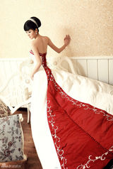 高清图：李鑫雨写真淡雅性感 着婚纱大秀“中国红”