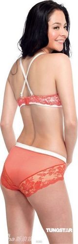 幻灯图：翻版关之琳拍内衣广告尽展迷人曲线