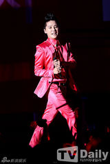 组图：JYJ金俊秀亮粉西装开唱 与女伴贴身辣舞