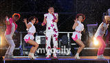 组图：韩国歌手PSY首尔个唱 劲歌热舞high翻全场