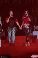 组图：薛凯琪女女贴身热舞 耳鬓厮磨动作暧昧