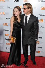 组图：皮特朱莉夫妻携手亮相新片《魔球》红毯