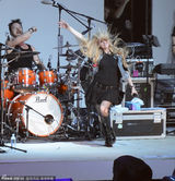 组图：艾薇儿广州会歌迷 卖力跳唱证未怀孕