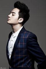 组图：余少群英伦造型 年代小生转型时尚新宠