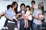 组图：曹格一家四口做公益 欲追生第三胎