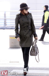 组图：韩星金喜善机场时尚主打休闲风