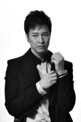 组图：管羽浪漫痴情型男魅力写真