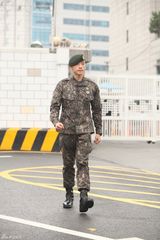 独家高清：Rain退伍行军礼哽咽 多国粉丝迎接