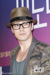 组图：苏志燮撑《菲洛梅娜》迷彩服小礼帽帅气