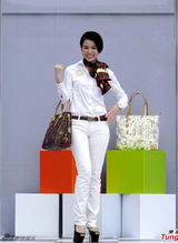 组图：胡杏儿衬衣长裤亮相 全程微笑心情好