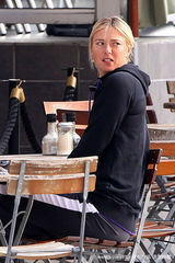 幻灯图：莎拉波娃与湖人球星男友用餐 大秀恩爱