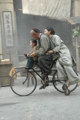 高清：甄子丹骑单车载范冰冰 片场重现“甜蜜蜜”