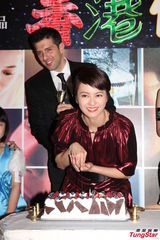 组图：梁咏琪庆生与老外丈夫激吻旁若无人