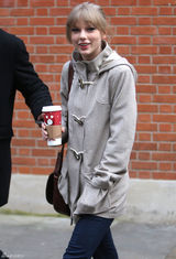 高清组图：泰勒-斯威夫特伦敦街拍马尾辫清新