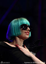 组图：Lady Gaga罗马开唱 绿发抢眼巨大裙摆裹身