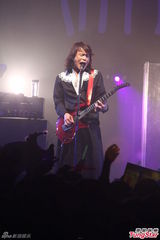 组图：伍佰新歌热唱 台上“宽衣”羞露事业线