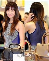 组图：f(x)宋茜出席品牌活动 网纹露背裙性感