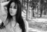 组图：何琳黑白大片曝光 彰显沉静韵味