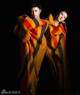 组图：郝蕾毛毯裹身登杂志利落短发时尚干练