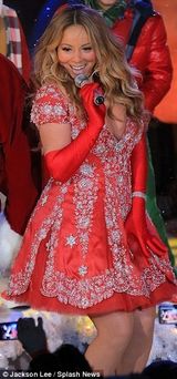 组图：玛利亚-凯莉低胸爆乳扮甜姐 牵圣诞老人开唱