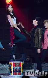 组图：EXO圣诞装热舞《MCD》 孝琳大尺度惹火