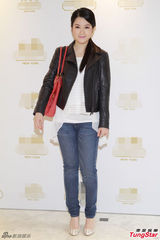 组图：f(x)队长宋茜柔美亮相　抹胸装性感可人