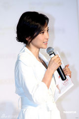 幻灯图：李冰冰白衣出席公益活动 现场教授手语