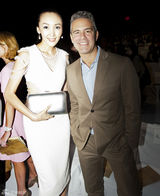 组图：阿筎那镂空裙露蛮腰 与吴莫愁亲密合影