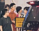 组图：阿Sa陈伟霆与朋友聚餐 情侣姿态秀甜蜜