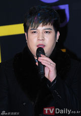 组图：韩星IU与好友秀智主持歌谣大战 众星云集