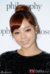 组图：韩星成宥利具荷拉等为化妆品牌站台