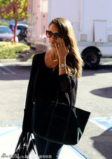 组图：阿尔芭提大包小包现身 黑超遮面气质靓丽