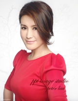 组图：警花王茜新年红裙气质写真端庄大气显风范