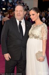 组图：设计师乔治娜-查普曼怀孕遮肚亮相红毯