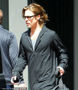 组图：布拉德-皮特穿连体衣 戴镜框变文艺大叔