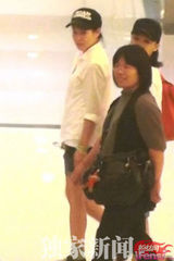 组图：刘若英素颜出门 与男友人亲密挑家具