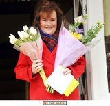 组图：苏珊大妈50大寿穿红裙 搬新家镜头前摆Pose