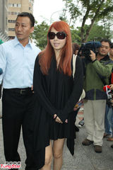 组图：大小S父亲追悼会 亲家张兰亲赴台好友来悼念