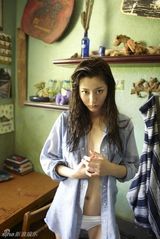 组图：杉本有美裸上身亲近自然 湿身真空秀美乳