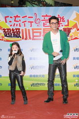 组图：钟镇涛携女儿助阵选秀 卫兰自信不输歌唱