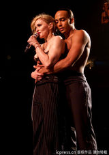 组图：麦当娜上演限制级 边跳边脱蹭猛男