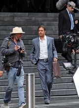 组图：电影《顾问》片场 皮特马尾辫抢镜