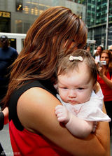 组图：贝嫂为时装周奔忙 桃红礼服配超高跟掀甜美风