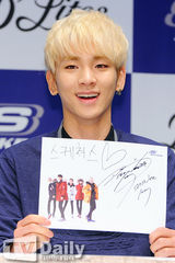 组图：SHINee办签名会 卫衣牛仔裤展大学生时尚