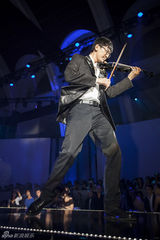 组图：张鲁一小提琴秀写真显艺术家气质