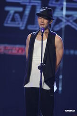 组图：吴建豪《舞林大会》热舞 张一山扎马尾助阵